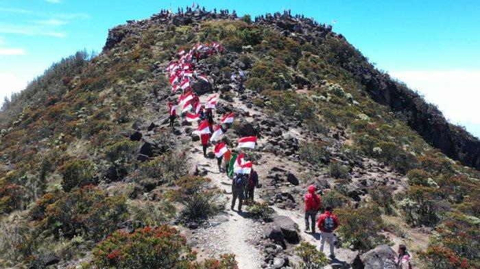 Meraih Puncak Arjuno, Kibarkan Merah Putih