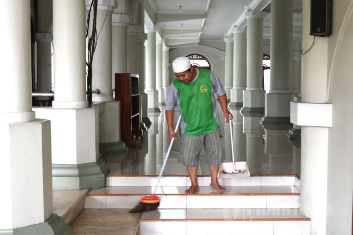 Polwan Pamekasan Bersih-bersih Masjid Jelang HUT ke-76