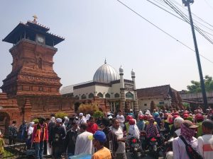 Menghormati Jejak Leluhur, 1.200 Mahasiswa Baru UNIBA Madura Ziarah ke Makam Kiai Bahaudin Mudhary