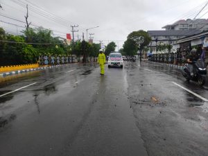 Jalan Rusak di Banyuwangi? Ipuk Langsung Turun Tangan!