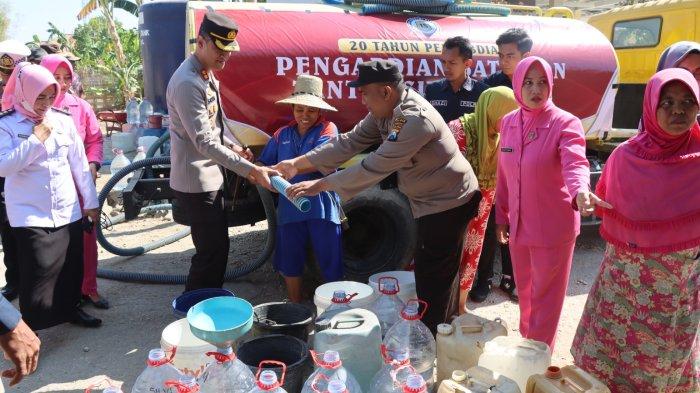 Polisi Pamekasan Berbagi Air Bersih, Meredakan Dahaga Warga di Musim Kemarau