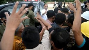 Jokowi Dipanggil 'Mulyono' di Surabaya, Warga Berebut Kaos dan Sembako!