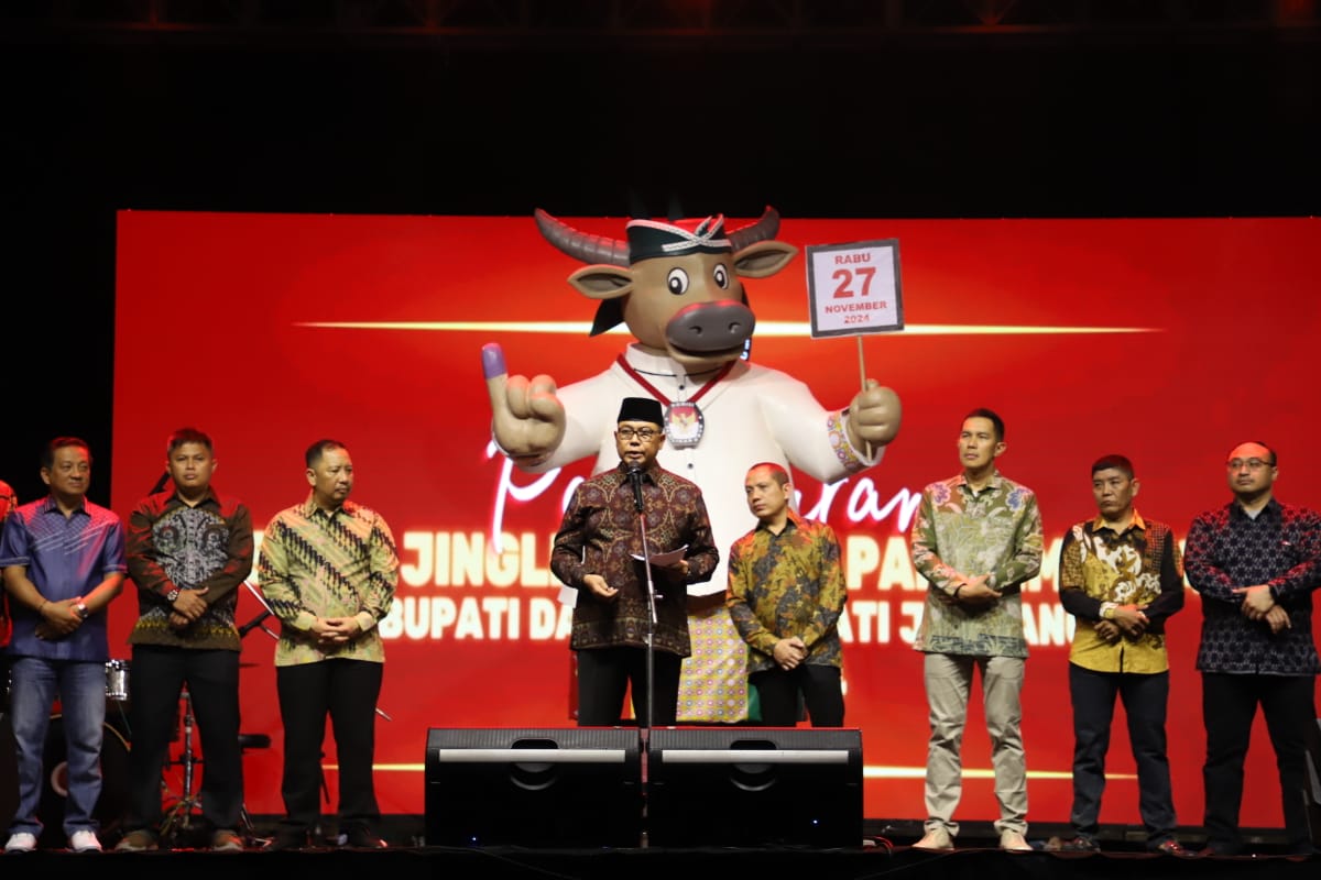 Maskot Pilkada Jombang "Si Boki" Goyang Alun-alun, Warga Antusias!