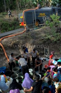 Polisi Turun Tangan, Bagikan Ribuan Liter Air Bersih di Sumenep yang Dilanda Kekeringan