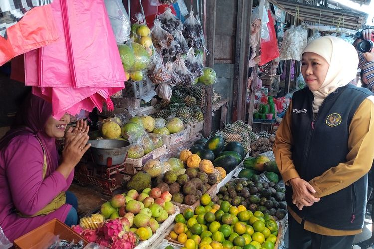 Khofifah Borong Dagangan, Bagi-bagi Gratis di Pasar Soponyono!