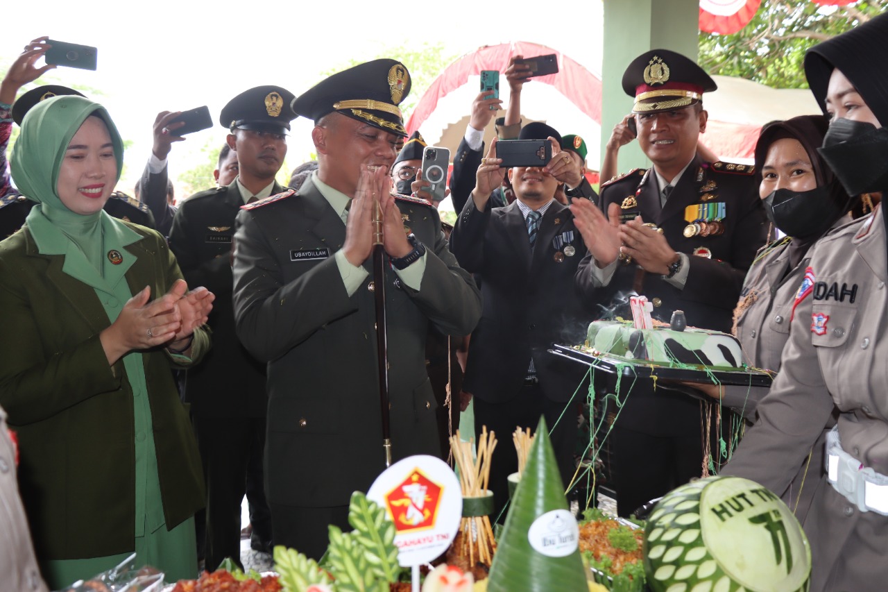 TNI ke-79, Kapolres Pamekasan Beri Kejutan Manis