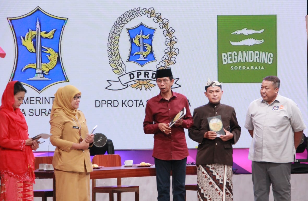 Adi Sutarwijono Kembali Pimpin DPRD Surabaya, Catat Sejarah!