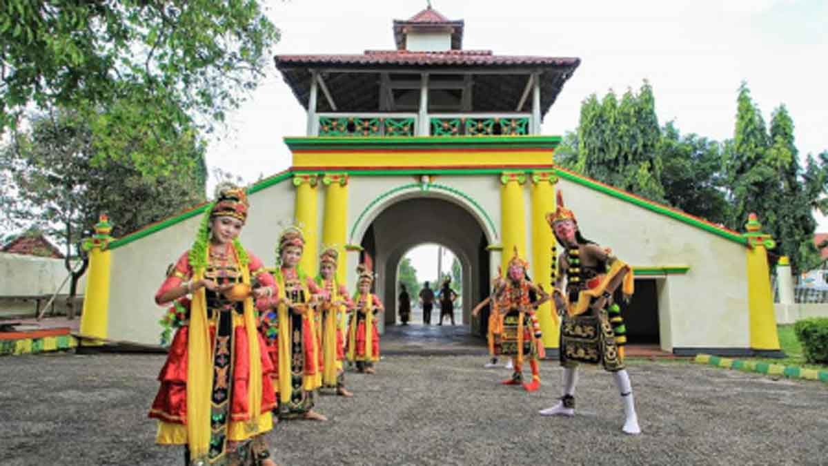 Warisan Budaya Sumenep Hidup Kembali dalam Kirab Meriah