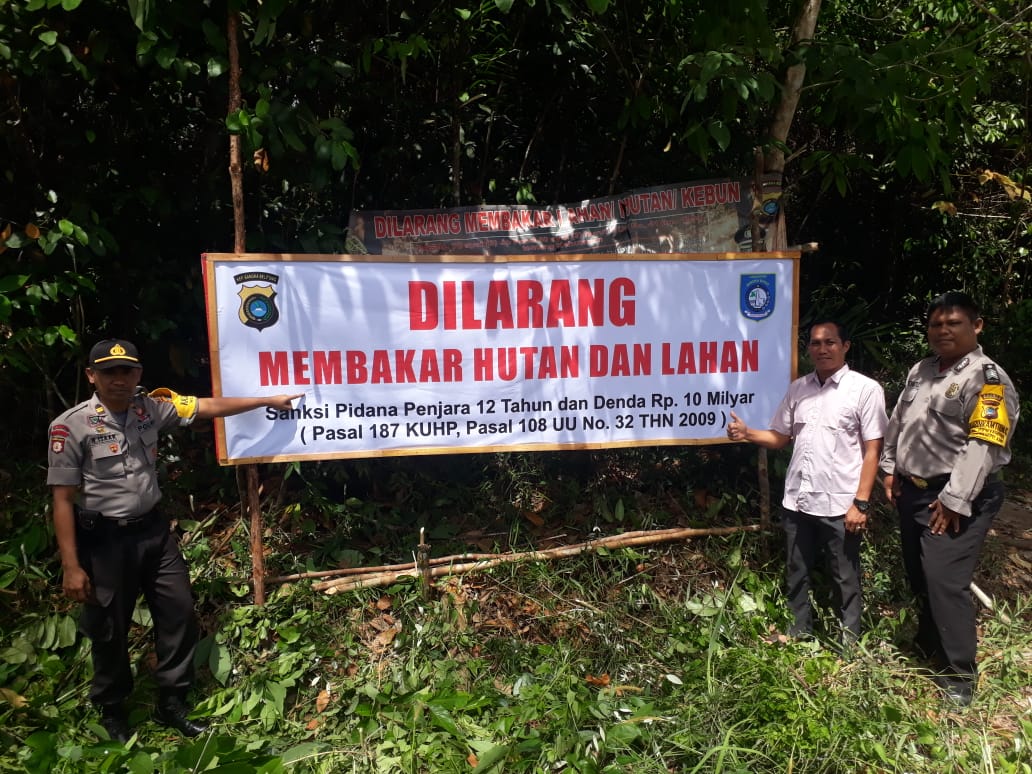 Polisi Pasang Spanduk di Hutan Jati Pamekasan, Cegah Kebakaran Lahan