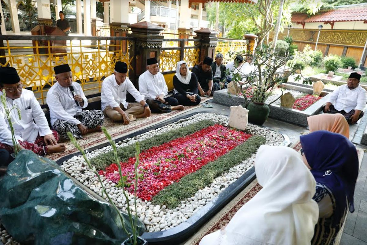 Calon Gubernur Ziarah ke Makam Tokoh NU dan Muhammadiyah: "Ini Bukan Sekedar Ritual!"