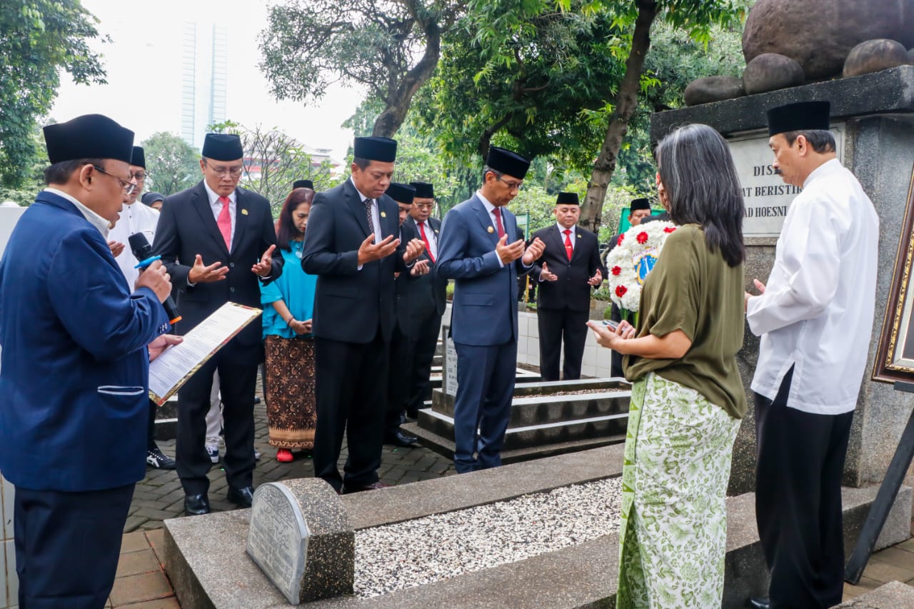 Ziarah Pj. Gubernur Jatim: Doa di Makam Tiga Tokoh Nasional Jelang Hari KORPRI!