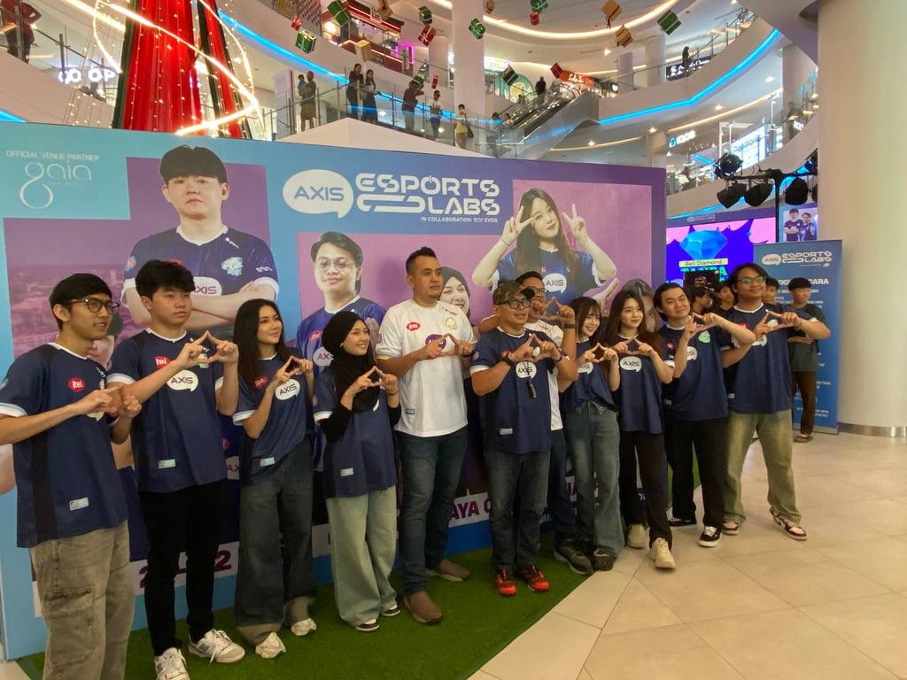 AXIS Esports Labs menutup rangkaian roadshow 2024-nya dengan meriah di Pontianak.  Melansir MaduraPost,  acara puncak ini berlangsung di Mall Gaia Bumi Raya City, Pontianak, Kalimantan Barat, pada 21-22 Desember 2024.  Setelah sukses di beberapa kota besar lainnya, AXIS dan EVOS  menawarkan pengalaman interaktif bagi komunitas gaming lokal.