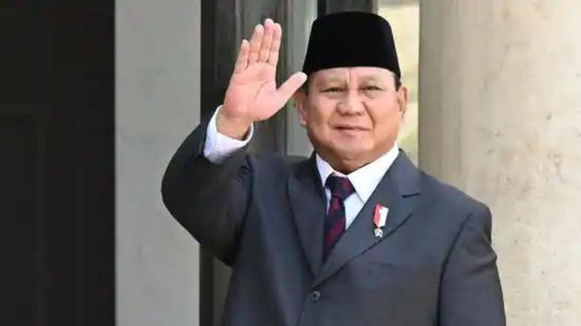 Presiden RI Prabowo Subianto disambut hangat oleh Perdana Menteri India Narendra Modi dalam kunjungan kenegaraan ke New Delhi.  MaduraPost melaporkan,  pertemuan bilateral yang berlangsung di Hyderabad House pada Sabtu (25/1) ini menandai  penguatan hubungan Indonesia-India,  terutama menjelang  peringatan  75 tahun Republik India.  Indonesia,  sebagai tamu utama Republic Day India untuk pertama kalinya,  mendapat  penghargaan  khusus dari PM Modi.  "Indonesia merupakan tamu utama Republic Day India yang pertama, dan saat kita merayakan 75 tahun Republik India, merupakan suatu kebanggaan besar bagi Indonesia untuk kembali menjadi bagian dari acara ini," ujar PM Modi.