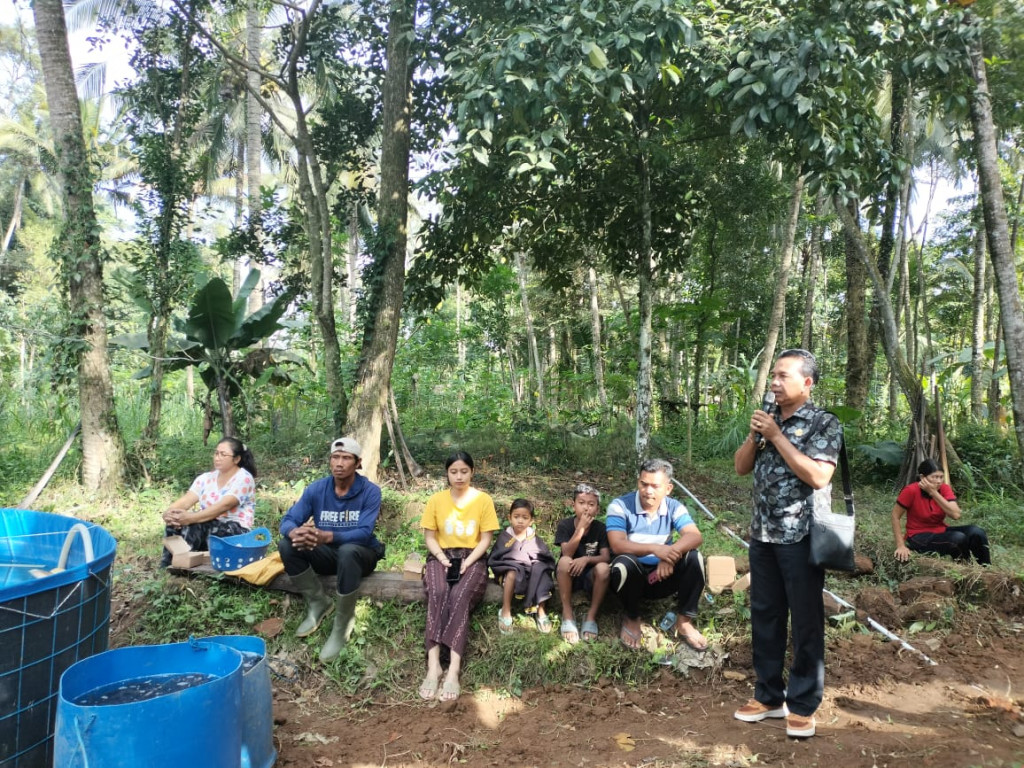 Kapolres Pasuruan Tanam Bibit Lele, Dorong Ketahanan Pangan di Winongan