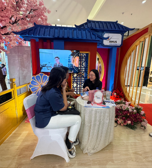 BINUS @Medan hadir di Medan untuk membantu Gen Z dan orang tua mereka meraih kesuksesan karier lebih cepat.  MaduraPost melaporkan bahwa di tengah persaingan dunia kerja yang semakin ketat, banyak anak muda dan orang tua masih kesulitan menentukan jalur pendidikan yang tepat.  BINUS @Medan hadir sebagai solusi dengan menawarkan pendidikan berkualitas dan terarah, dimulai dengan perkuliahan perdana pada September 2025.