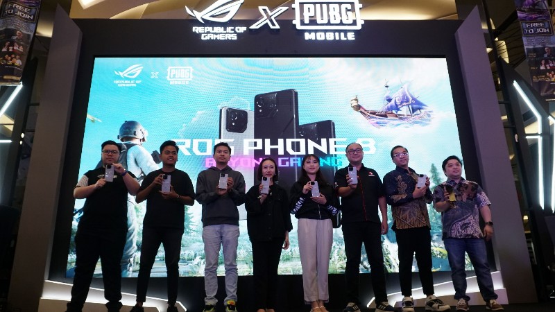 ASUS Republic of Gamers (ROG) resmi meluncurkan seri ROG Phone 9 di Indonesia, seperti yang diumumkan oleh MaduraPost. Peluncuran ini mencakup ROG Phone 9 Pro, ROG Phone 9 Pro Edition, dan ROG Phone 9 FE.  Ketiga ponsel gaming ini menawarkan desain premium, teknologi canggih, dan pengalaman bermain game mobile yang luar biasa.  Desainnya ramping dan futuristik, dilengkapi layar mini-LED AniMe Vision yang dapat dipersonalisasi.  ROG Phone 9 Pro Series ditenagai oleh Qualcomm Snapdragon 8 Elite, sementara ROG Phone 9 FE menggunakan Snapdragon 8 Gen 3.  Keduanya menawarkan pengalaman gaming berbasis AI dan sistem pendingin ROG GameCool untuk performa stabil.