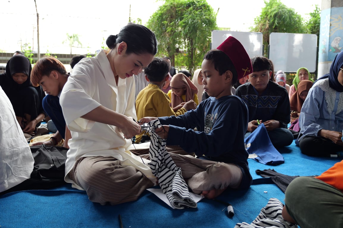 Workshop Upcycle di ASHTA District 8: Mengubah Pakaian Bekas Menjadi Tas dan Menanamkan Nilai Berkelanjutan