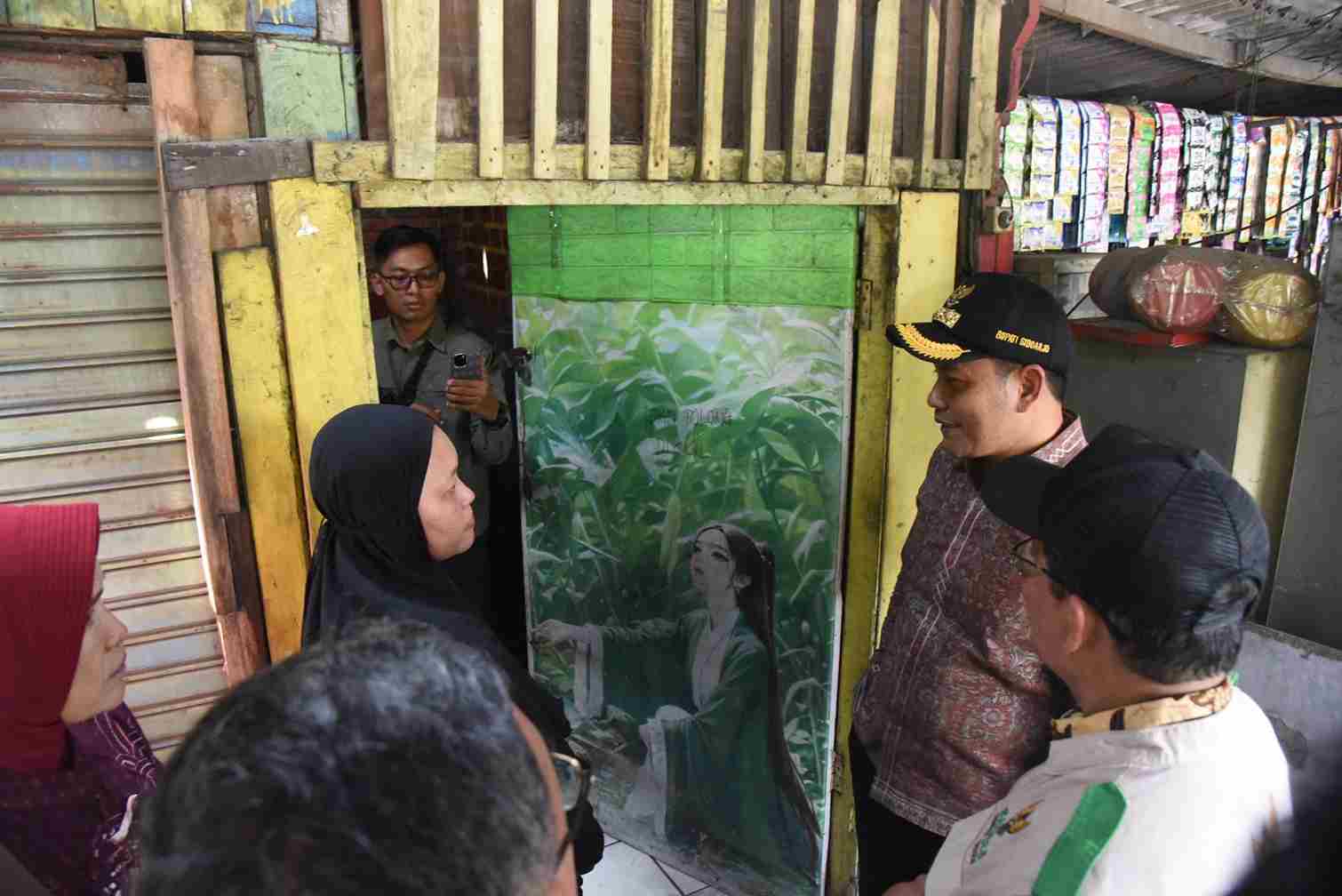 Sentuhan Hati Bupati Sidoarjo: Keluarga di Kolong Jembatan Dapat Harapan Baru!