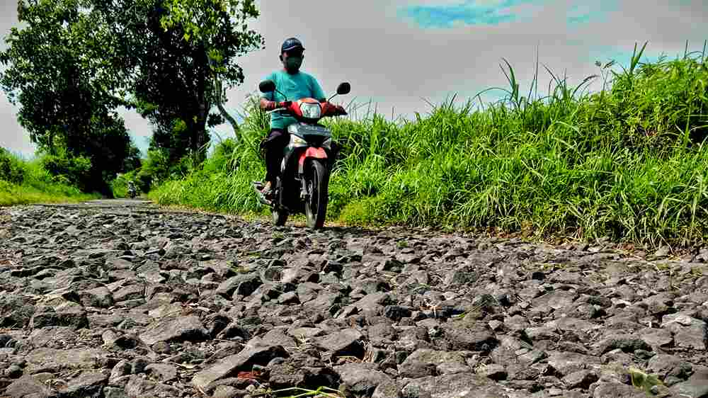 Jalan Hancur di Bondowoso: Warga Merana, Uang Korupsi Jadi Asa?