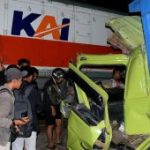 Blitar Gempar! Detik-detik KA Dhoho Hantam Truk Mogok di Perlintasan