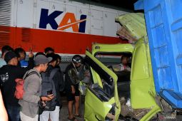 Blitar Gempar! Detik-detik KA Dhoho Hantam Truk Mogok di Perlintasan