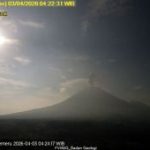 Semeru Menggila Pagi Ini: Erupsi Beruntun, Kolom Abu Setinggi 1.200 Meter!