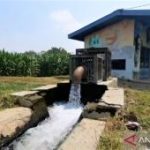 madurapost.co.id -  Musim kemarau seringkali menjadi momok menakutkan bagi sektor pertanian terutama di wilayah yang mengandalkan irigasi tadah hujan. Namun tidak demikian halnya di Kabupaten Magetan. Pemerintah daerah setempat melalui Dinas Pekerjaan Umum dan Penataan Ruang PUPR kini tengah memaksimalkan potensi 125 sumur pompa irigasi atau Jaringan Irigasi Air Tanah JIAT sebagai garda terdepan peny