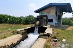 madurapost.co.id - Musim kemarau seringkali menjadi momok menakutkan bagi sektor pertanian terutama di wilayah yang mengandalkan irigasi tadah hujan. Namun tidak demikian halnya di Kabupaten Magetan. Pemerintah daerah setempat melalui Dinas Pekerjaan Umum dan Penataan Ruang PUPR kini tengah memaksimalkan potensi 125 sumur pompa irigasi atau Jaringan Irigasi Air Tanah JIAT sebagai garda terdepan peny