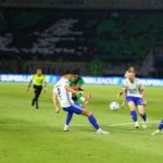 madurapost.co.id - Drama kartu merah kembali mengguncang arena sepak bola nasional kali ini menimpa PSIM Jogja yang harus menelan pil pahit kekalahan 1-0 dari tuan rumah Persebaya Surabaya. Insiden krusial tersebut terjadi pada pekan kedua BRI Super League 2026/2027 di Stadion Gelora Bung Tomo Surabaya. Pelatih Laskar Mataram Jean-Paul van Gastel secara terang-terangan menyebut kartu merah yang diterima Adrian Purzycki di awal babak kedua sebagai titik balik yang mengubah total dinamika pertandingan.