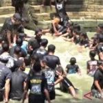 Pesta Air Suci Ngawi Ribuan Orang Berdatangan