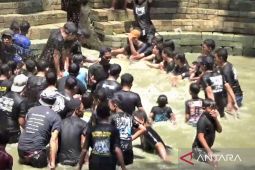 Pesta Air Suci Ngawi Ribuan Orang Berdatangan