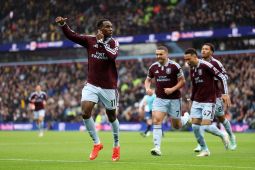 Jackson Guncang Man City di Villa Park