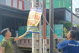 Satpol PP Ponorogo Sikat Spanduk Liar